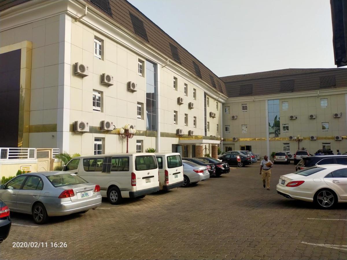 Immaculate Platinum Hotel Абуджа Екстериор снимка
