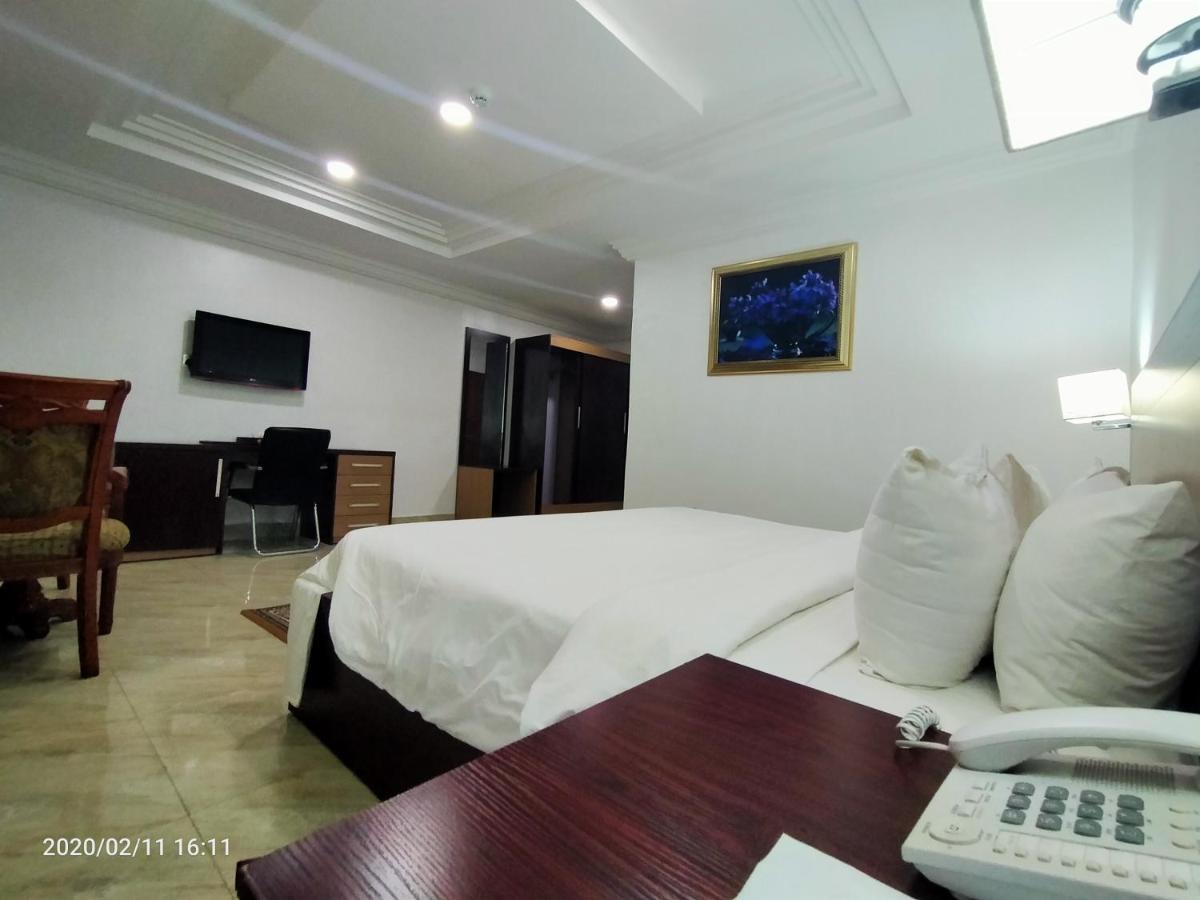 Immaculate Platinum Hotel Абуджа Екстериор снимка