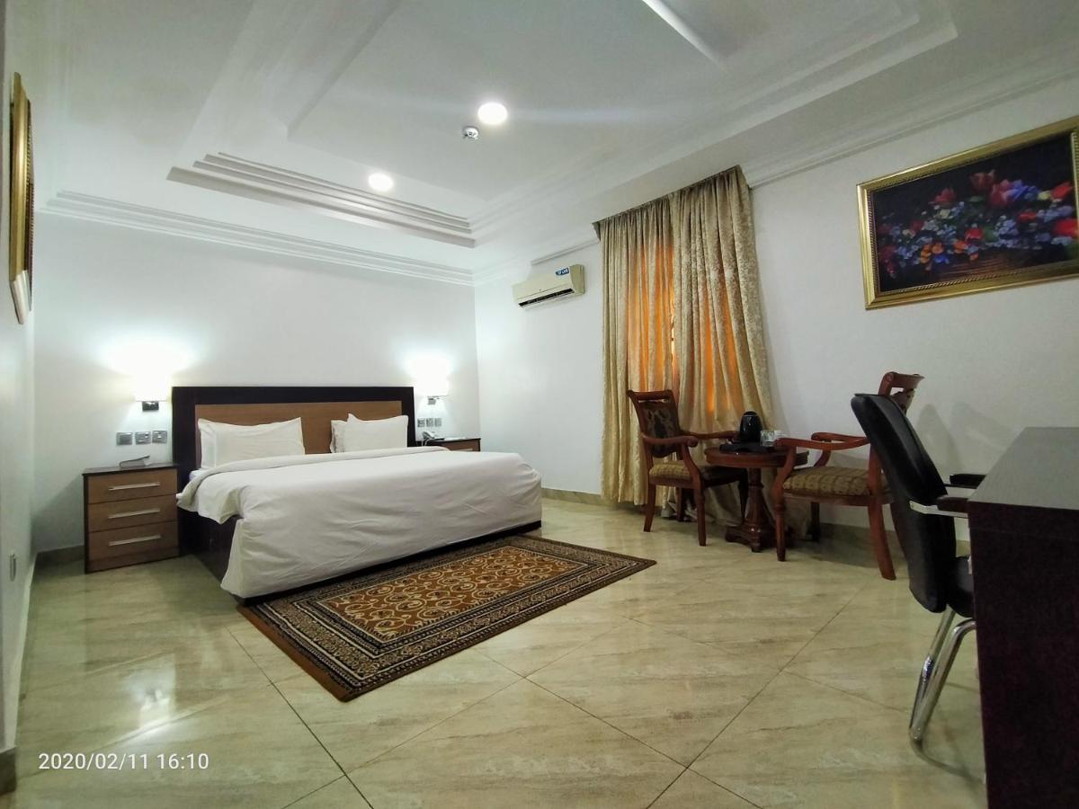 Immaculate Platinum Hotel Абуджа Екстериор снимка