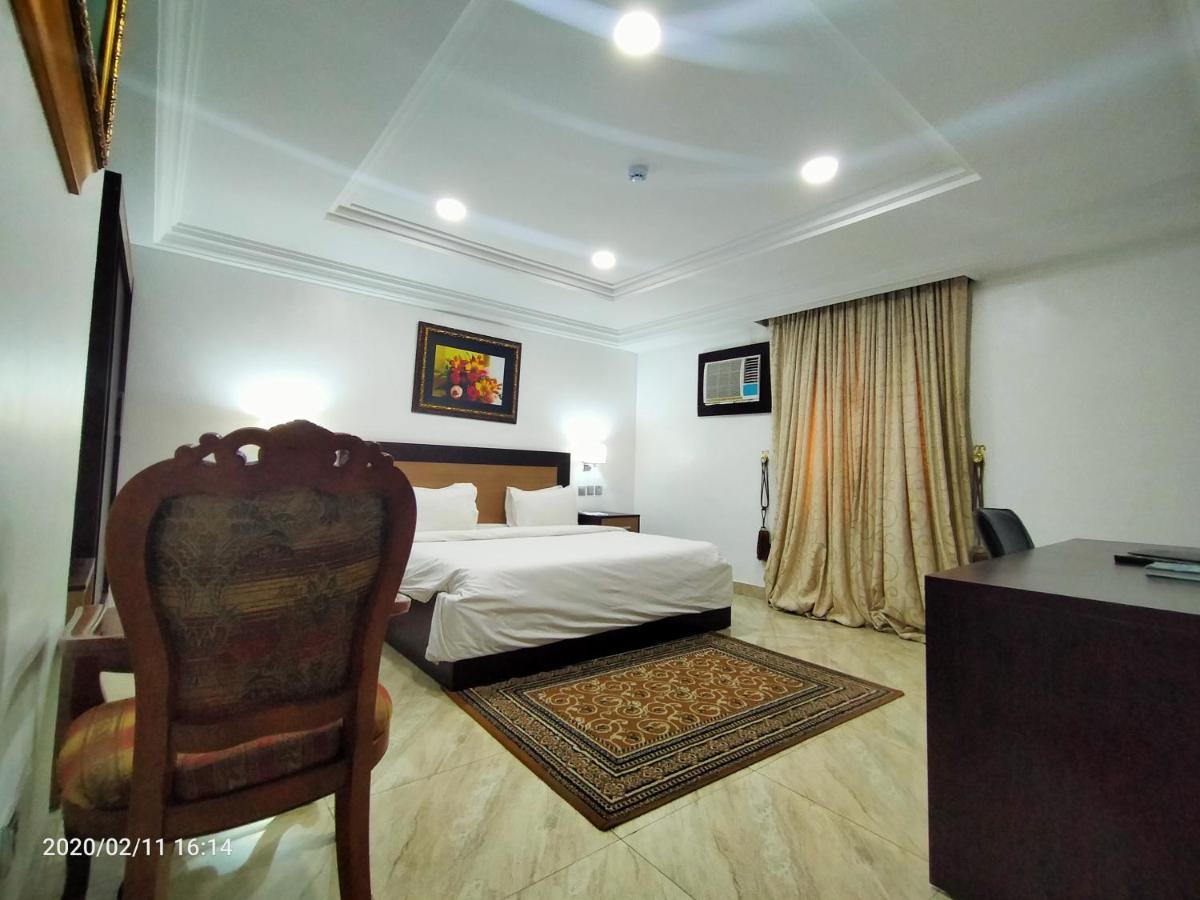 Immaculate Platinum Hotel Абуджа Екстериор снимка