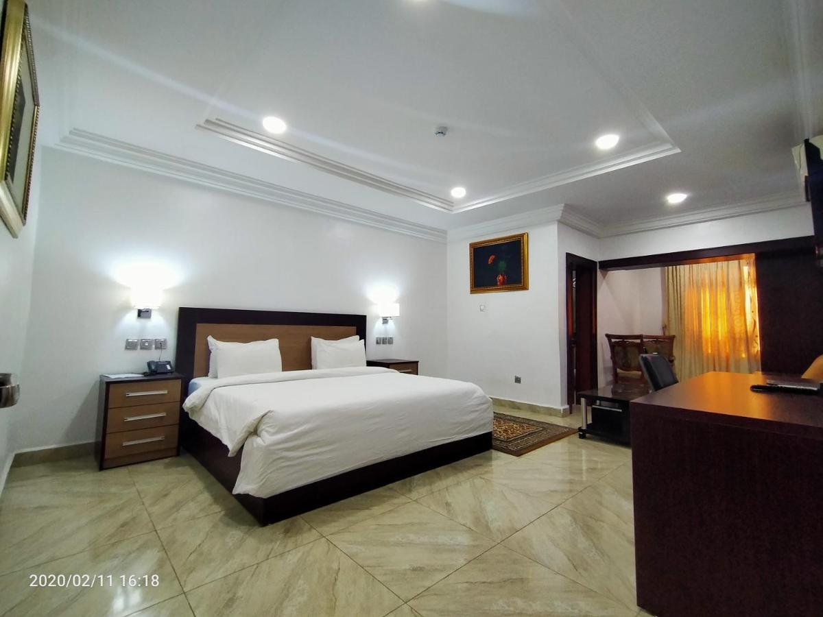 Immaculate Platinum Hotel Абуджа Екстериор снимка