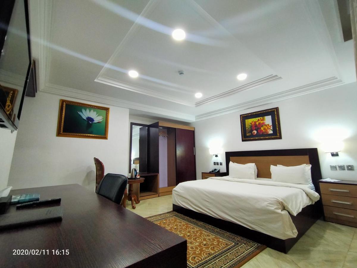 Immaculate Platinum Hotel Абуджа Екстериор снимка