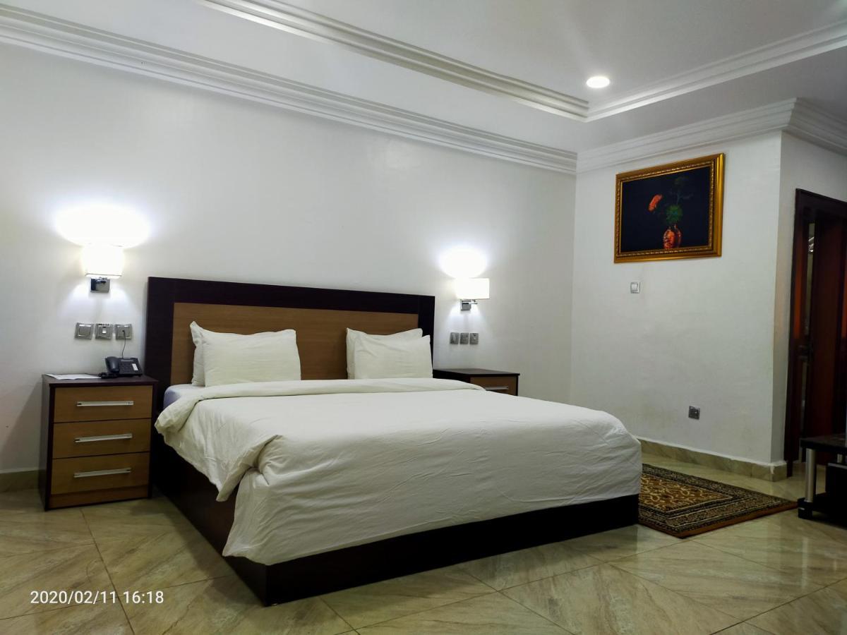 Immaculate Platinum Hotel Абуджа Екстериор снимка